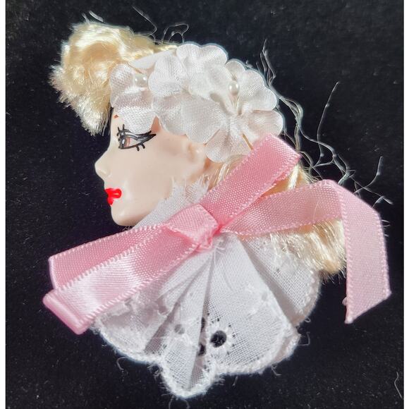 Glamour Lady Head Brooch Face With White Lace and Pink Ribbon 1980's Gift Box - Picture 6 of 9